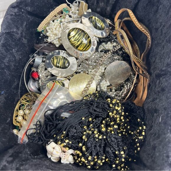 5 pounds of craft jewelry bundle vintage to current for repurpose - Picture 5 of 9